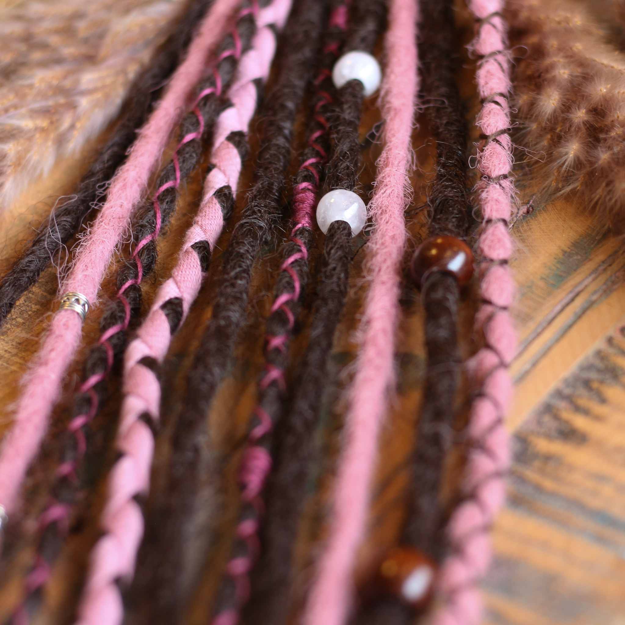 Decorated Synthetic Dread Set Dusty Rose Synthetische Dreadlock