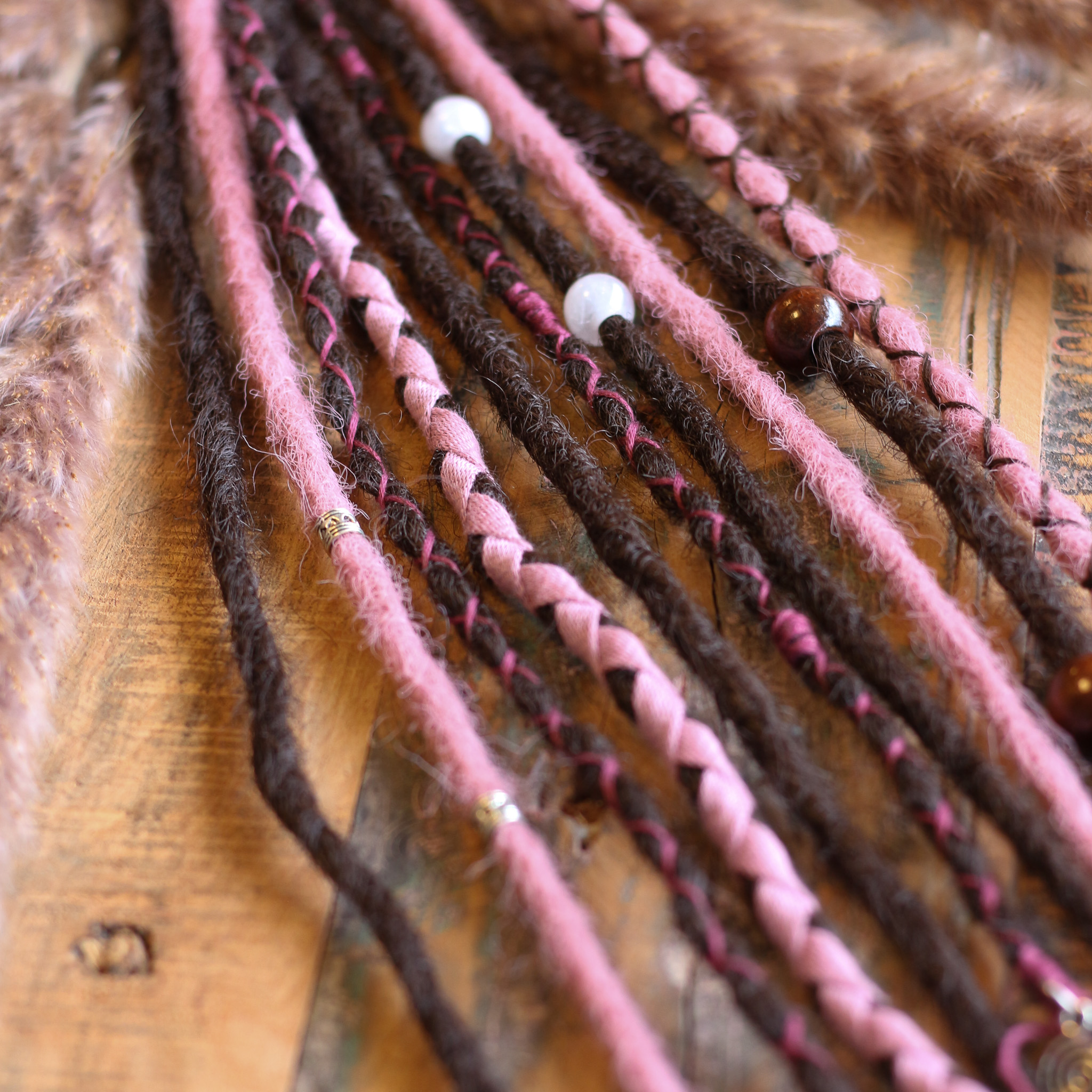 Decorated Synthetic Dread Set Dusty Rose Synthetische Dreadlock